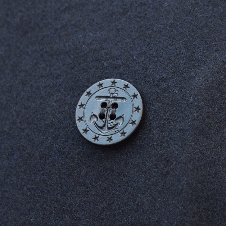 Pコートのイカリデザインのボタン