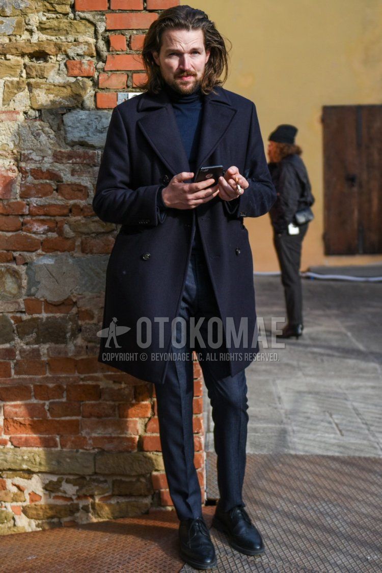 Men's fall/winter coordinate and outfit with plain navy chester coat, plain navy turtleneck knit, plain navy slacks, and black wingtip leather shoes.