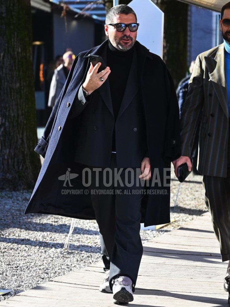 Men's winter/autumn coordinate and outfit with plain black sunglasses, plain navy stainless steel collar coat, plain black turtleneck knit, gray low-cut sneakers, and plain gray suit.