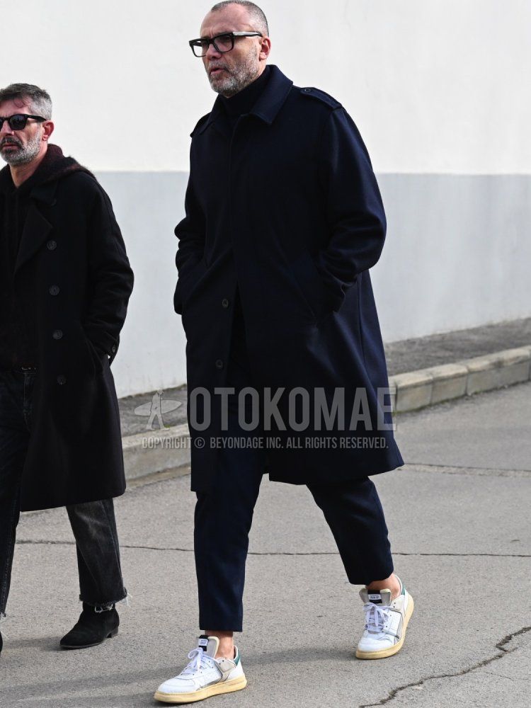 Men's fall/winter coordinate and outfit with plain black glasses, plain navy stainless steel collar coat, plain navy turtleneck knit, plain navy slacks, and white low-cut sneakers.