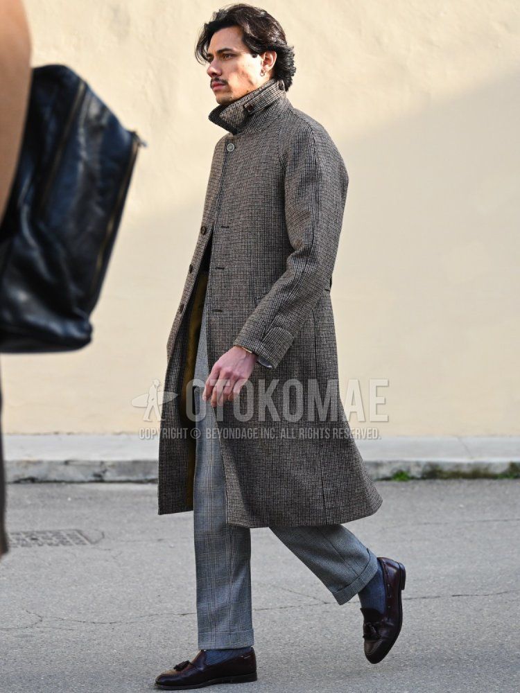 Men's fall/winter outfit and outfit with gray checked stainless steel coat, plain gray socks, brown tassel loafer leather shoes, and gray checked suit.