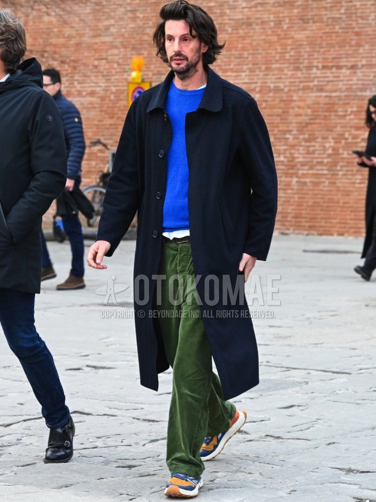 Men's fall/winter coordinate and outfit with plain navy stainless steel collar coat, plain blue sweater, plain white t-shirt, plain brown leather belt, plain green winter pants (corduroy,velour) and New Balance Freshform blue low-cut sneakers.