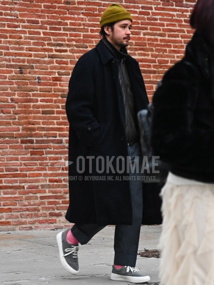Men's fall/winter outfit/clothing with plain green knit cap, plain black stainless steel collar coat, plain black leather jacket (not riders), plain gray slacks, plain pink socks, and gray low-cut sneakers.