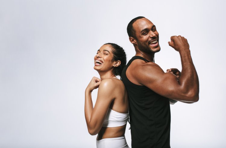 嬉々として筋肉を鍛えるための規則正しく健康的な生活習慣を実践する男女