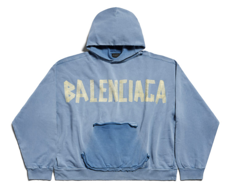 BALENCIAGA(バレンシアガ) 黒青コーデに使いやすい青アイテム「オーバーサイズフーディー」
