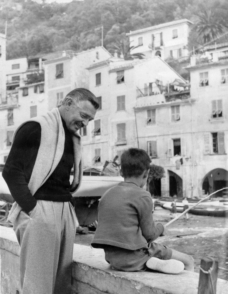 Clark GABLE zusammen mit einem fischenden Jungen, Portofino 1953