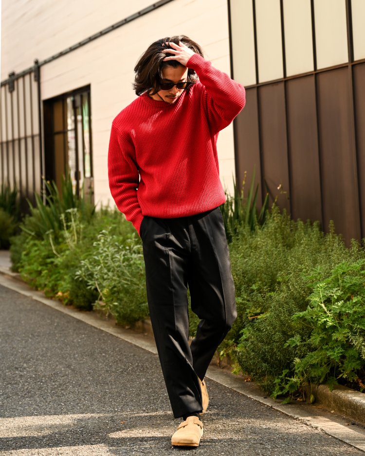 Set the most in-season color " red knit " with achromatic pants!
