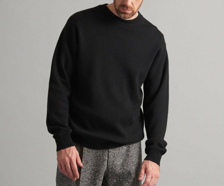 Slightly oversized knit recommended " SOVEREIGN Smooth Crew Neck Knit"