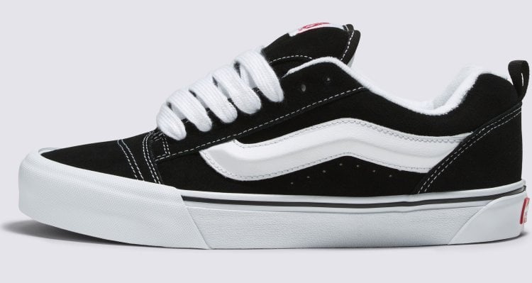Feature (3) of Vans "New Skool": "Double foxing tape" on the toe and heel that enhances abrasion resistance and design at the same time.