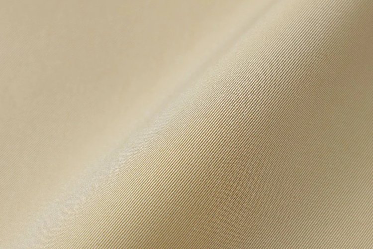100年コートの魅力①ベージュとゴールドの糸を使った、上品で深みのある「高密度コットンギャバジン」