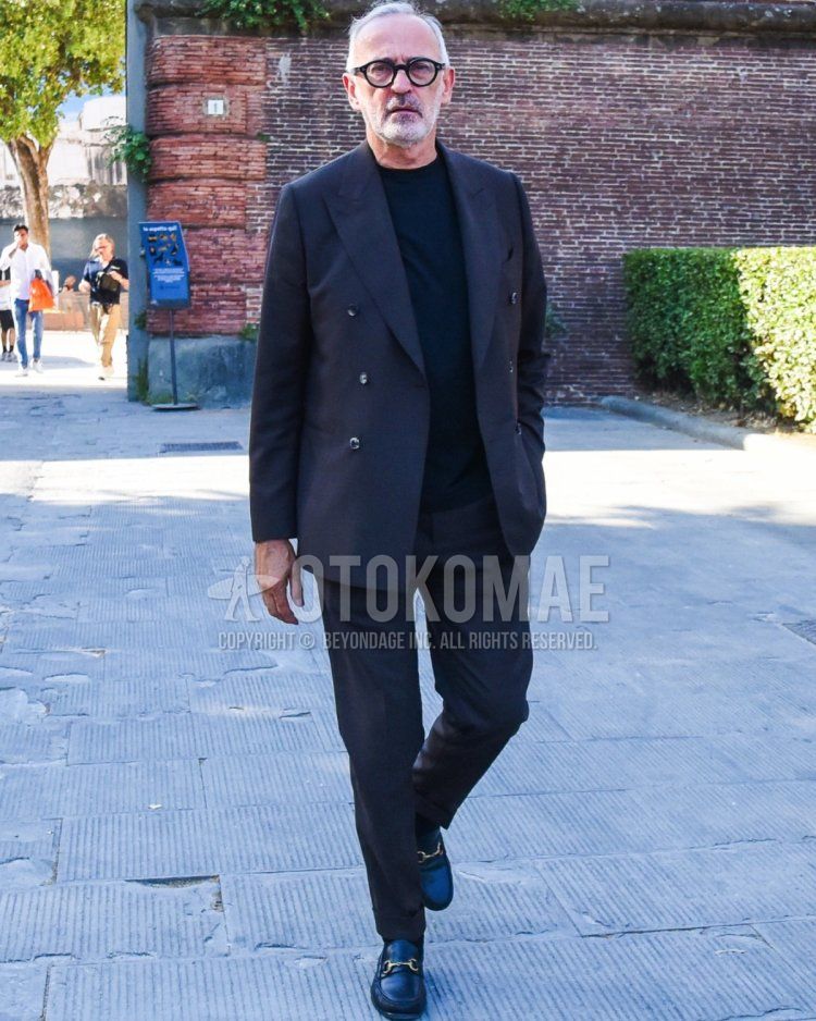 Summer/spring men's coordinate and outfit with plain black glasses, plain black t-shirt, black bit loafer leather shoes, and dark gray plain suit.