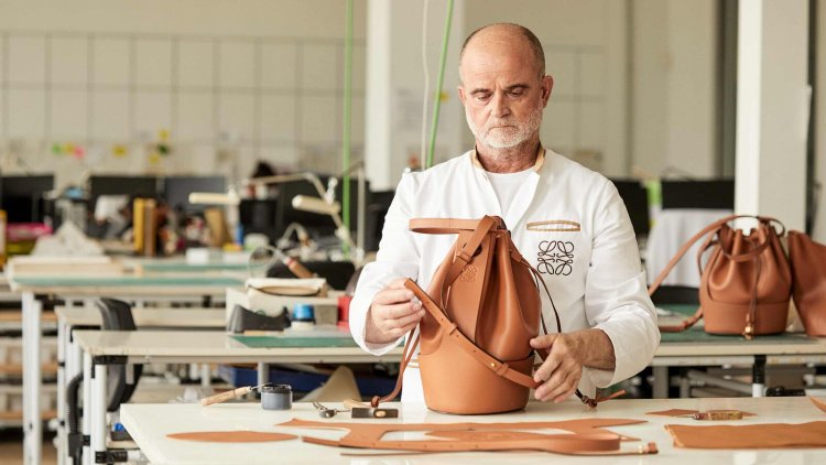 Confirmation of finished leather goods by Loewe artisans