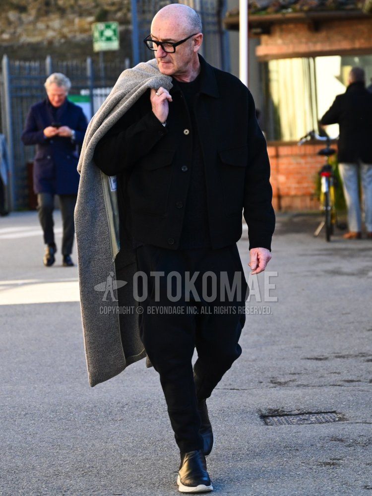Men's fall/winter coordinate and outfit with plain black glasses, plain black coveralls, plain black sweatshirts, plain black sarouel pants, plain black sweatpants, and black side gore boots.