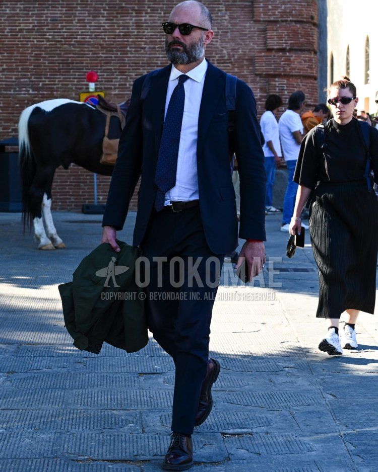 Men's spring/summer outfit and outfit with plain black sunglasses, plain white shirt, plain black leather belt, black plain toe leather shoes, plain navy suit, and plain navy tie.