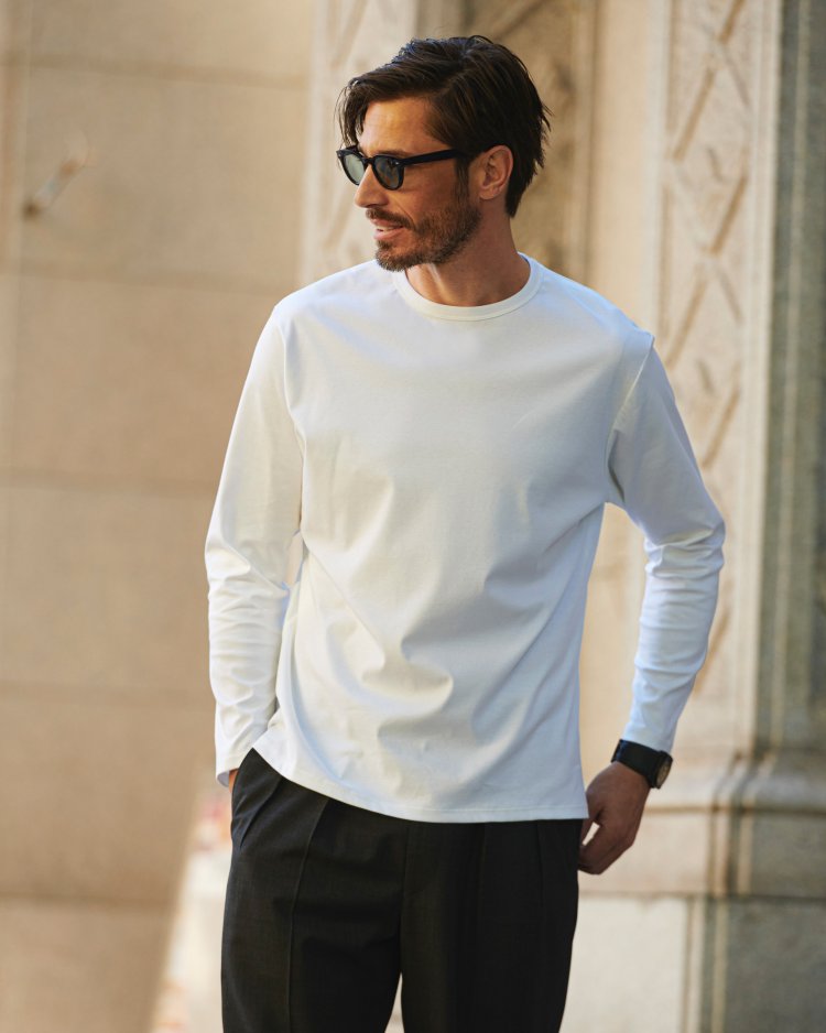 Get also a high-quality long T that can be used as a stand-alone item as well as an inner layer for two major tops!