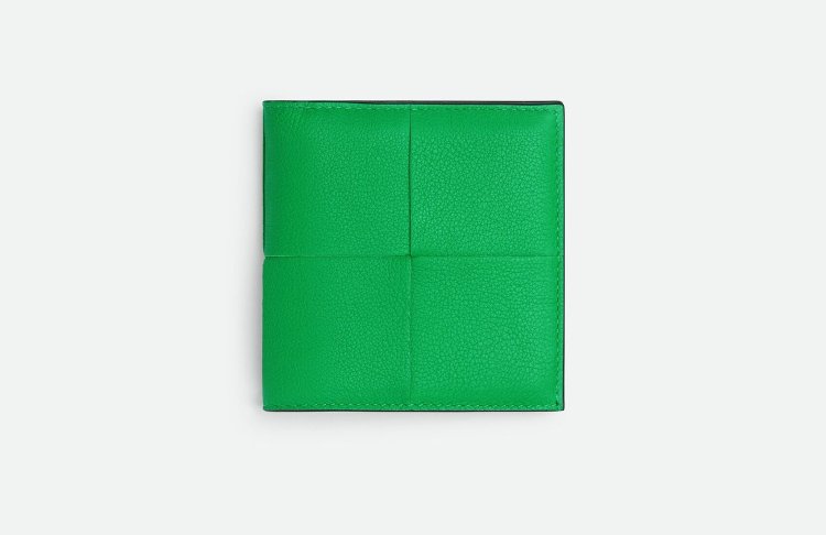 ボッテガ・ヴェネタ 二つ折り財布 おすすめモデル⑤「カセット スリム 二つ折りウォレット」