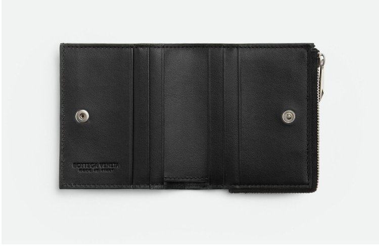 ボッテガ・ヴェネタ 二つ折り財布 おすすめモデル⑦「イントレチャート 二つ折りファスナーウォレット」