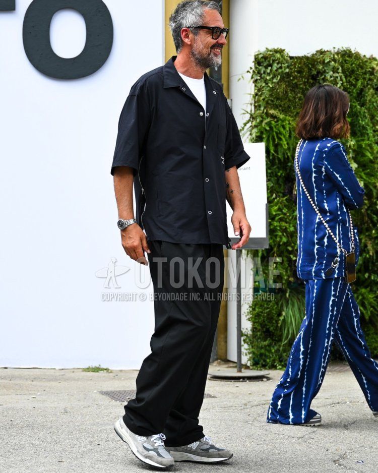 Men's summer coordinate with short-sleeved shirt, wide black pants, and New Balance 992 Styled by popular men's influencer Daniele Leviagioli