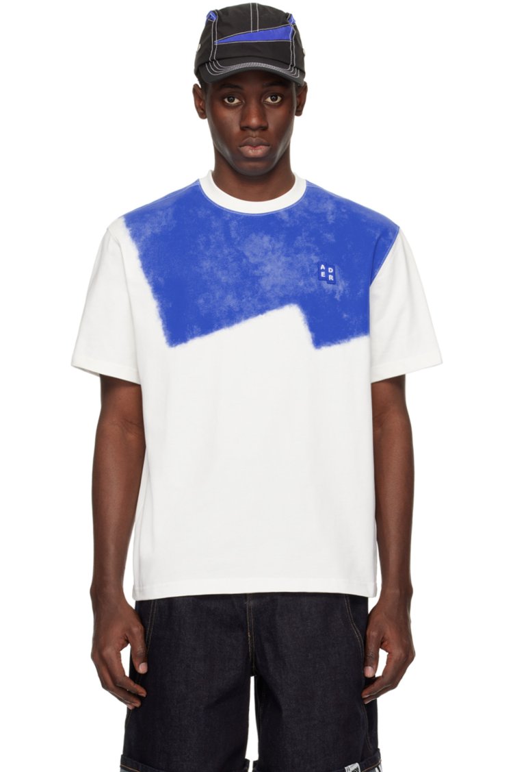 ADER ERROR「Significantコレクション ホワイト＆ブルー プリントTシャツ」