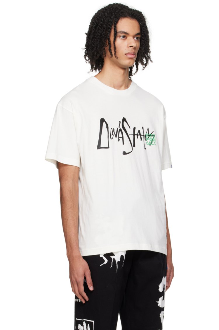 DEVÁ STATES「ホワイト ロゴ刺繍 Tシャツ」