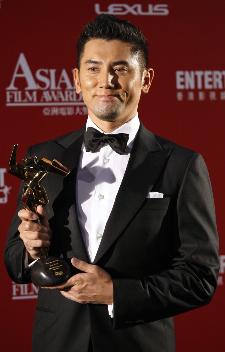 Masahiro Motoki, Mar 23, 2009 : Japanese actor Masahiro Motoki celebrates with his trophy after winning the Best Actor award for his role in ' Departures' at the Asian Film Awards in Hong Kong March 23, 2009. REUTERS/Bobby Yip (CHINA ENTERTAINMENT) (Photo by Reuters/AFLO) [2100].