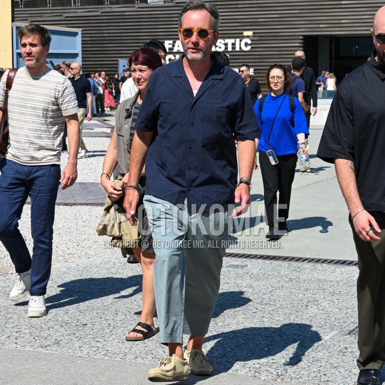 Boston plain orange sunglasses, open collar open collar plain navy shirt, plain white tank top, solid light blue slacks, solid light blue chinos, solid light blue ankle pants, yellow lothian shoes leather shoes, yellow suede shoes leather shoes summer spring Men's Codes and Outfits.