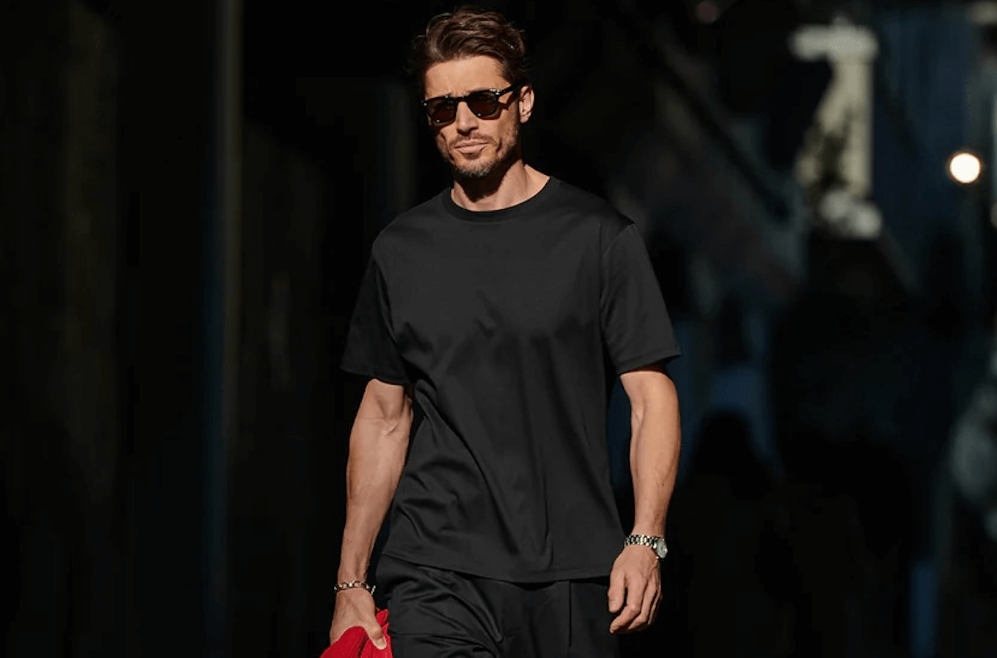 What is the essence of wearing a black T-shirt? Latest Codes Examples &amp;  5 Masterpiece T-shirts | Men's Fashion Media OTOKOMAE