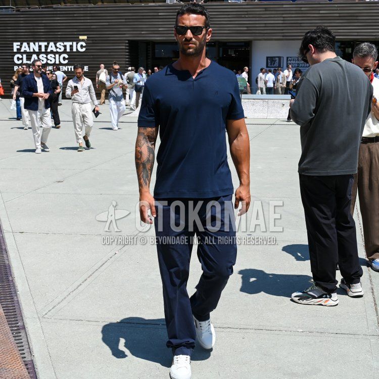 Ray-Ban Wayfarer Wellington plain black sunglasses, henley neck knit plain navy t-shirt, plain navy chinos and white low-cut sneakers for men in summer and spring.