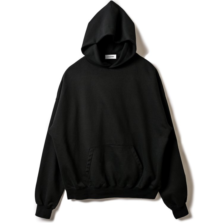 W染めでこなれ感を増幅させた漆黒フーディ「Gary Noir」