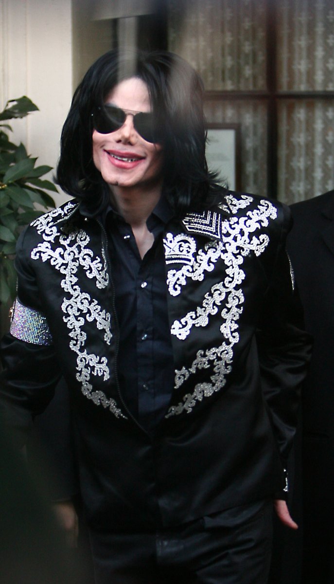 Michael Jackson leaves his London hotel