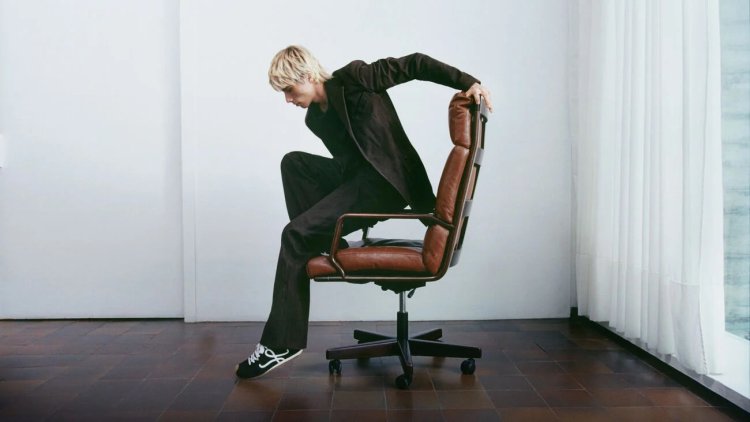 imgi_140_LOEWE_PRECO_SS25_BALLET_RUNNER_sRGB_CROPPED_2880X1620_13
