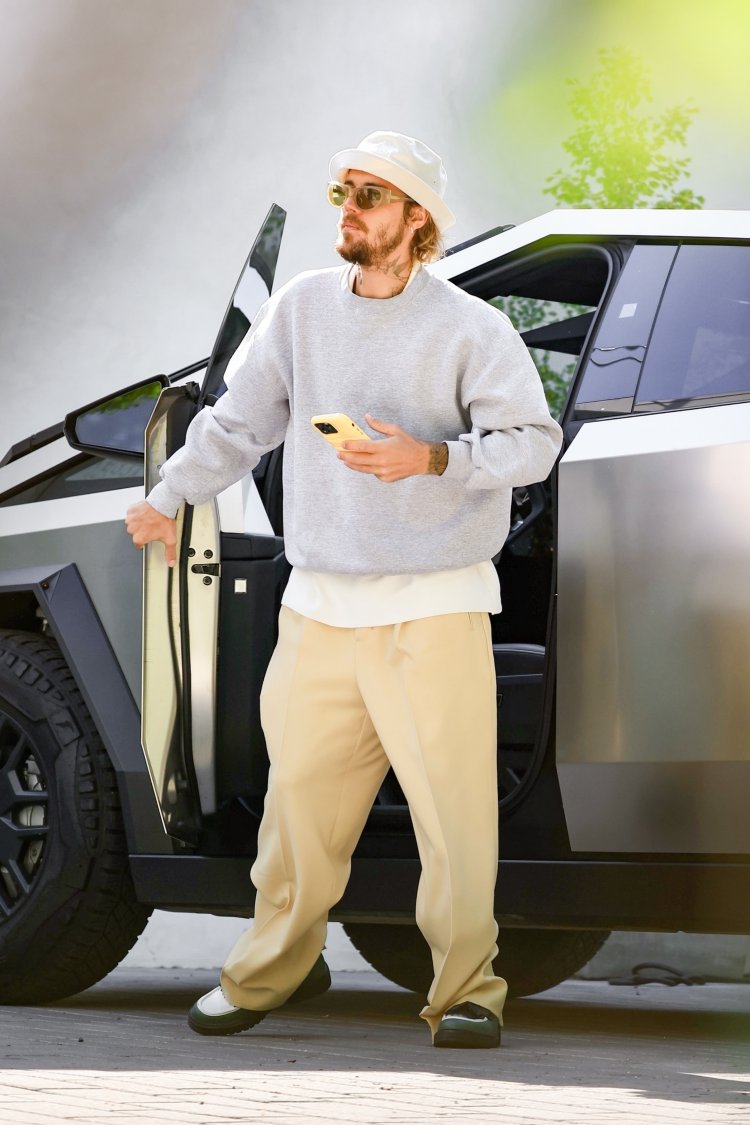 *EXCLUSIVE* Dad-to-be Justin Bieber arrives at The Peninsula Hotel for a business meeting