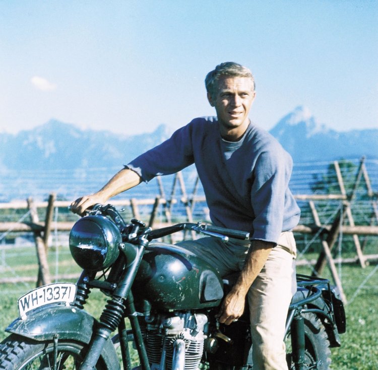 STEVE MCQUEEN in THE GREAT ESCAPE, 1963, directed by JOHN STURGES. Copyright MIRISCH/UNITED ARTISTS.