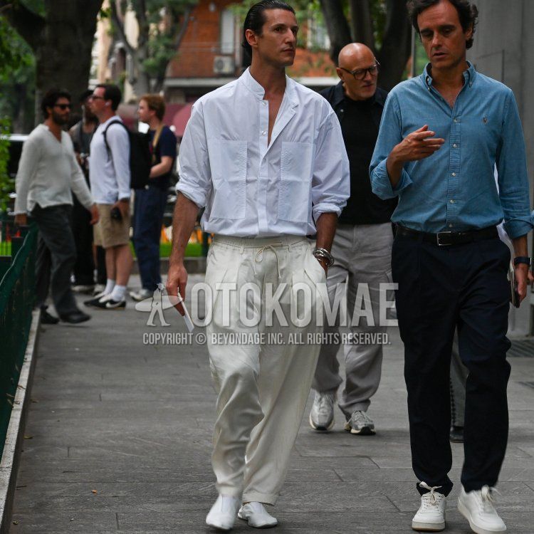 Men's spring and summer coordinate and outfit with stand collar plain white shirt, plain white easy pants, plain white pleated pants, plain white slacks, and white leather shoes.