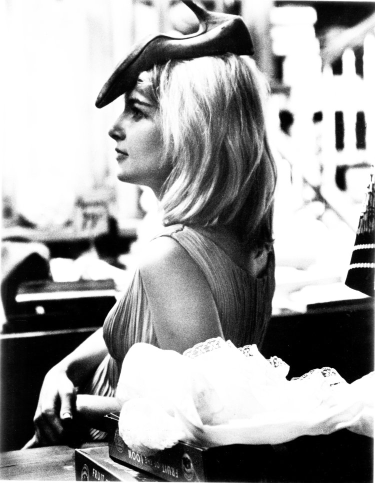 THE FUGITIVE KIND, Joanne Woodward, improvising her own Schiaparelli shoe-hat on-set between takes,