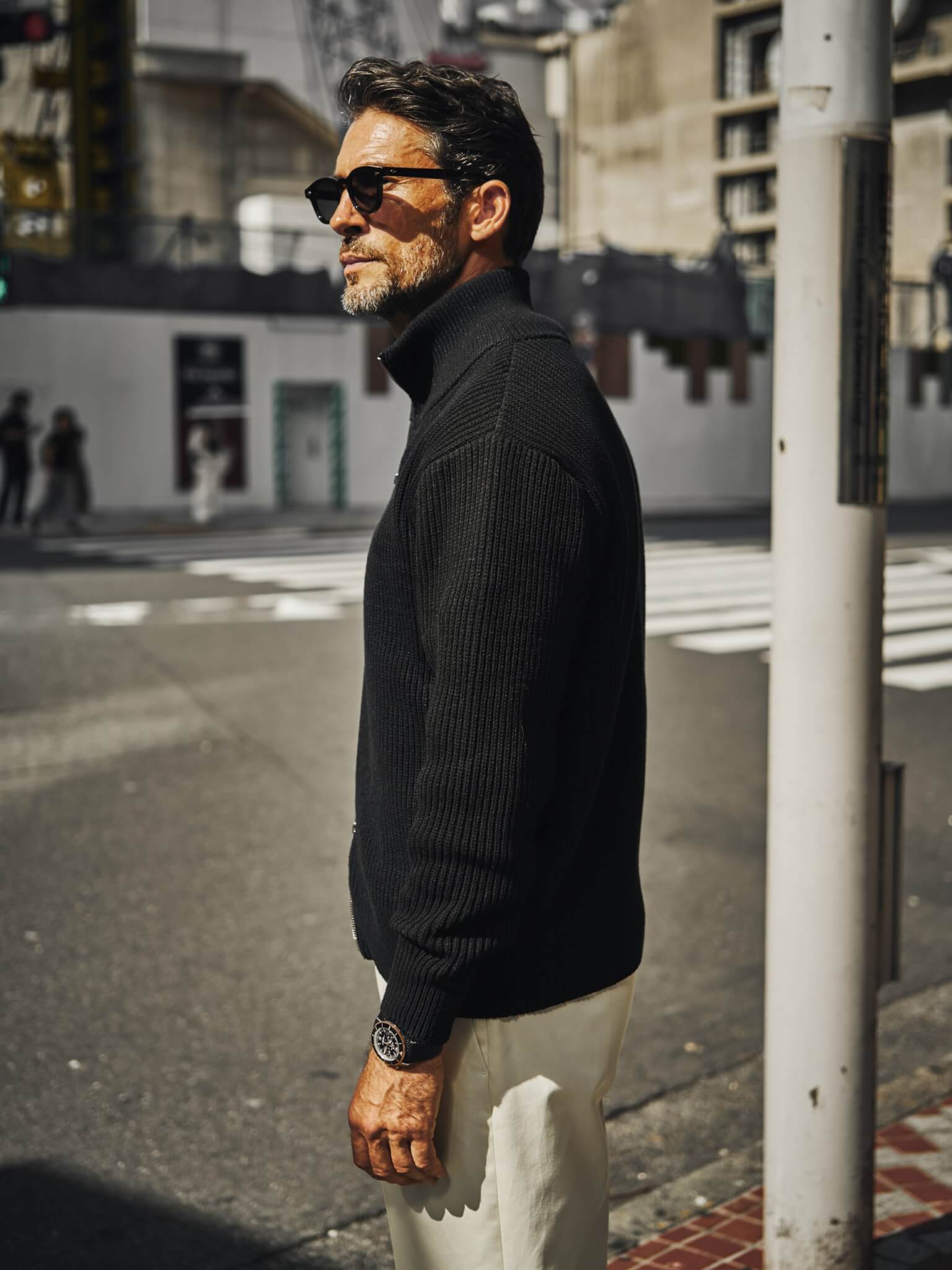 新名作ドライバーズニットが秘める6の魅力とは？ | メンズ