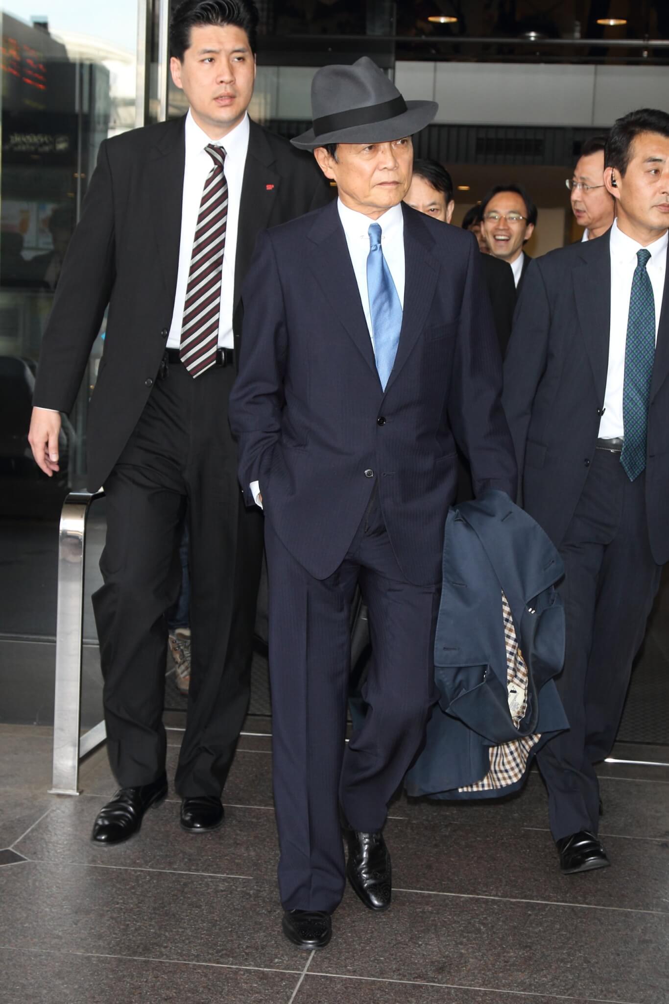 麻生太郎に学ぶスーツスタイル【重鎮として君臨し続ける男の装い哲学