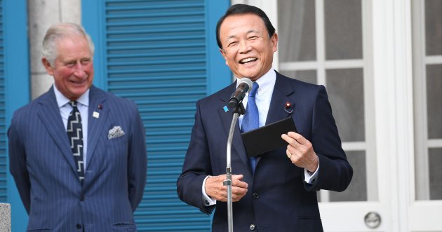 麻生太郎に学ぶスーツスタイル【重鎮として君臨し続ける男の装い哲学】
