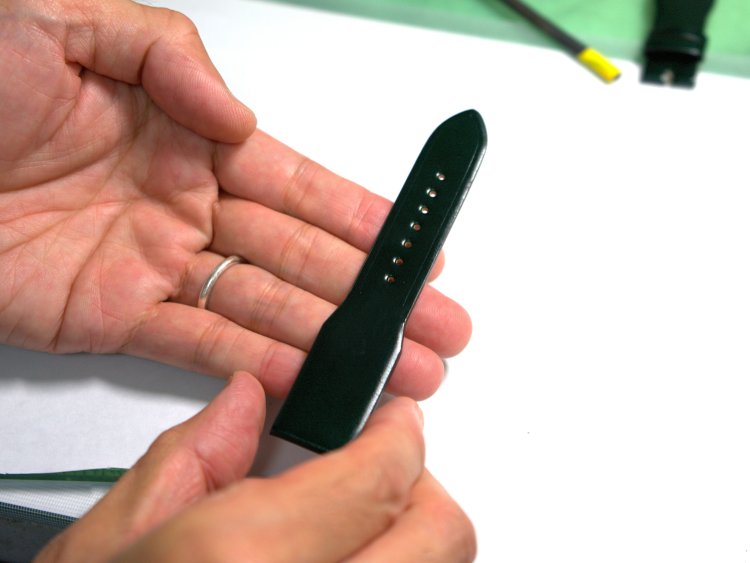 アップルウォッチに革の宝石を。コスパ最強のGANZOコードバン時計