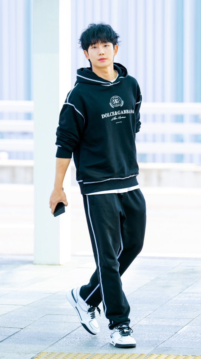 On the afternoon of the 18th, actor Jung Hae-in departed through Incheon International Airport to attend an overseas schedule. On the afternoon of the 18th, actor Jung Hae-in departed through Incheon International Airport to attend an overseas schedule.Actor Jung Hae-in departed for Milan, Italy to attend the SS26 men's fashion show.Actor Jung Hae-in poses on his way out. 2025.06.18