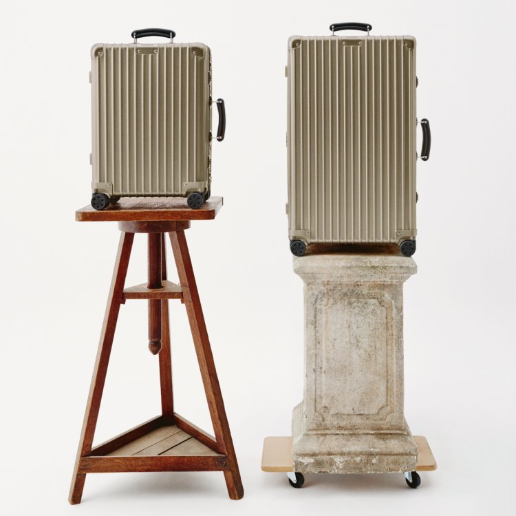 RIMOWA_Beautyshots_2025_1x1_Classic Titanium (2)