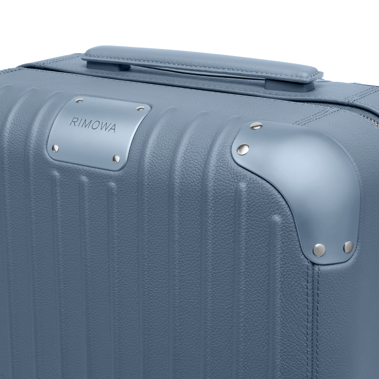 RIMOWA_Distinct_Cabin_Powder_Blue_PDP_Logo Badge