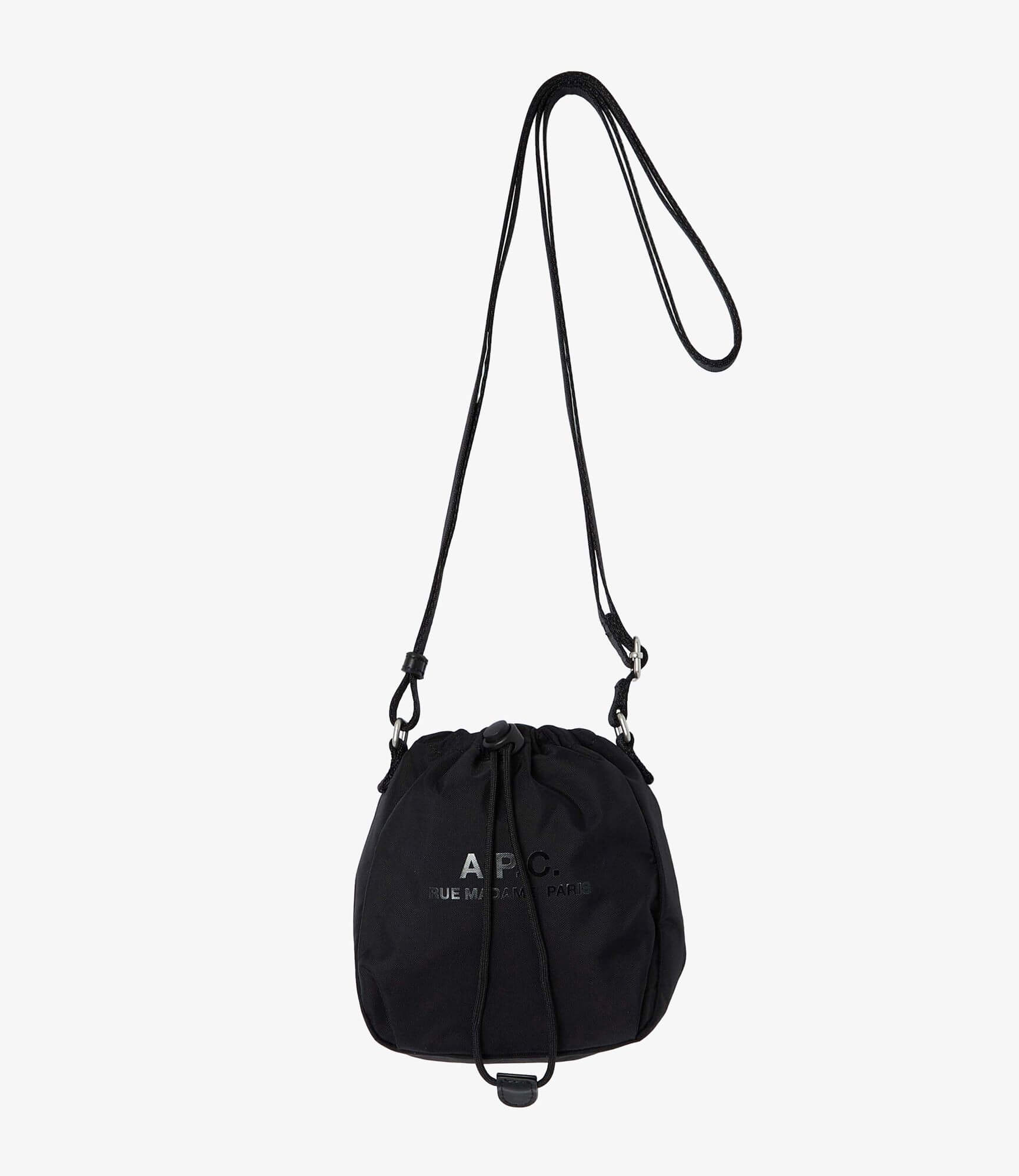 いまやメンズも見過ごせない存在となった「巾着バッグ」。おすすめ