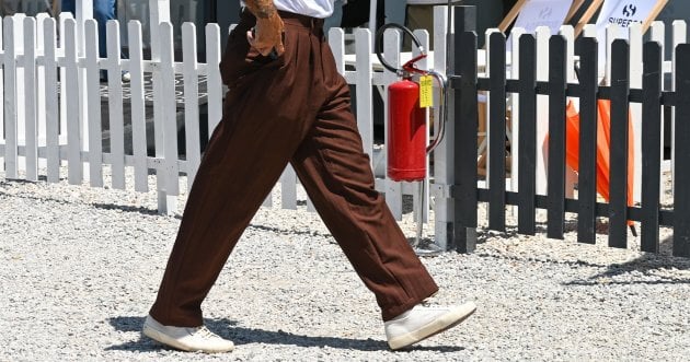 スラックスにスニーカー。アリとナシの境界線は？