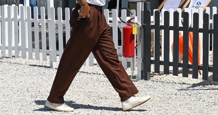 スラックスにスニーカー。アリとナシの境界線は？