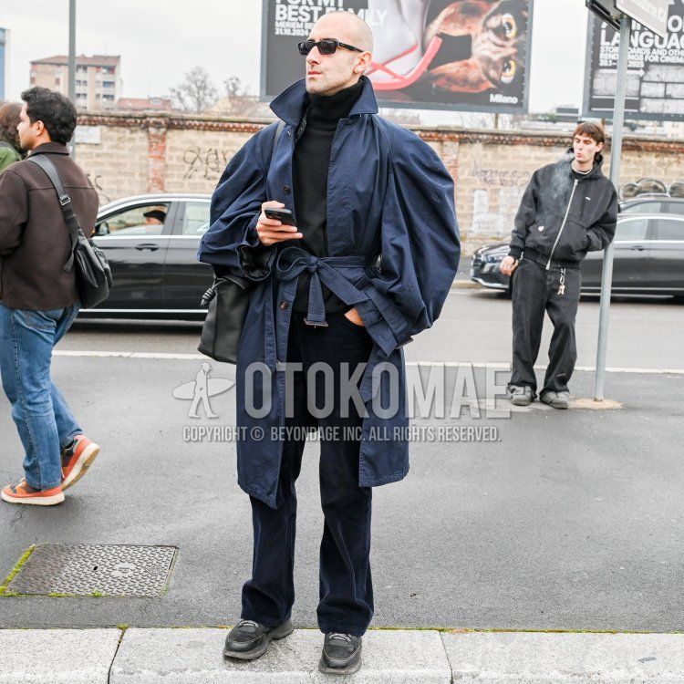Men's fall/winter coordinate and outfit with plain black sunglasses, plain navy stainless steel collar coat, plain black turtleneck knit, plain navy winter pants (corduroy, velour), black low-cut sneakers, and plain black shoulder bag.