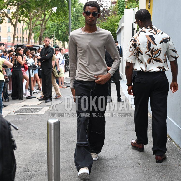 Men's spring and summer coordinate and outfit with Wellington plain black sunglasses, plain gray long T, plain black cotton pants, beige low-cut sneakers, and beige suede shoes leather shoes.