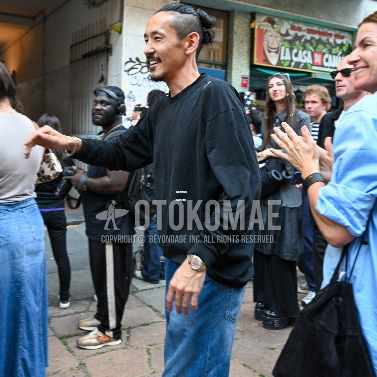 Summer/spring men's coordinate and outfit with black lettered long tee and plain blue denim/jeans.