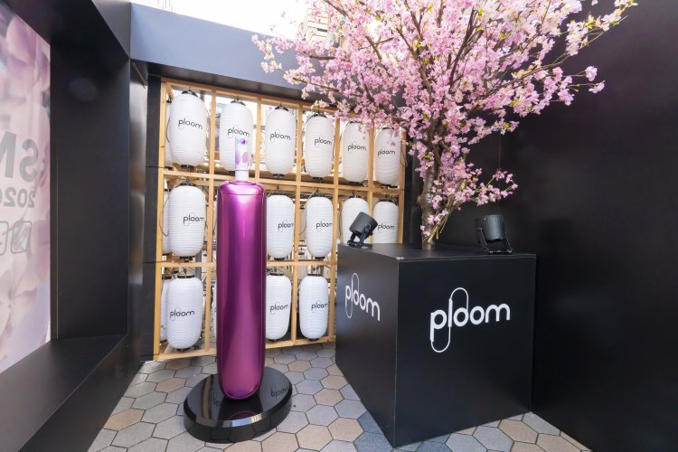 Ploom LOUNGE," a special smoking booth with an Edo-style atmosphere, appears in "Asakusa Roku-ku SAKURA STREET - Sakura Irodori!