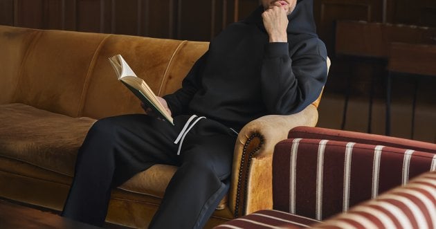 Cutting out waste and wearing a relaxed look. What is the “subtractive set-up” of a successful man?